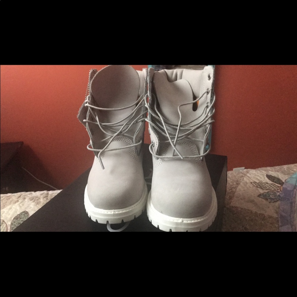 Grey timbs